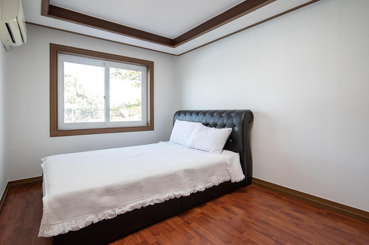 White Dream Pension Jeju Exterior photo