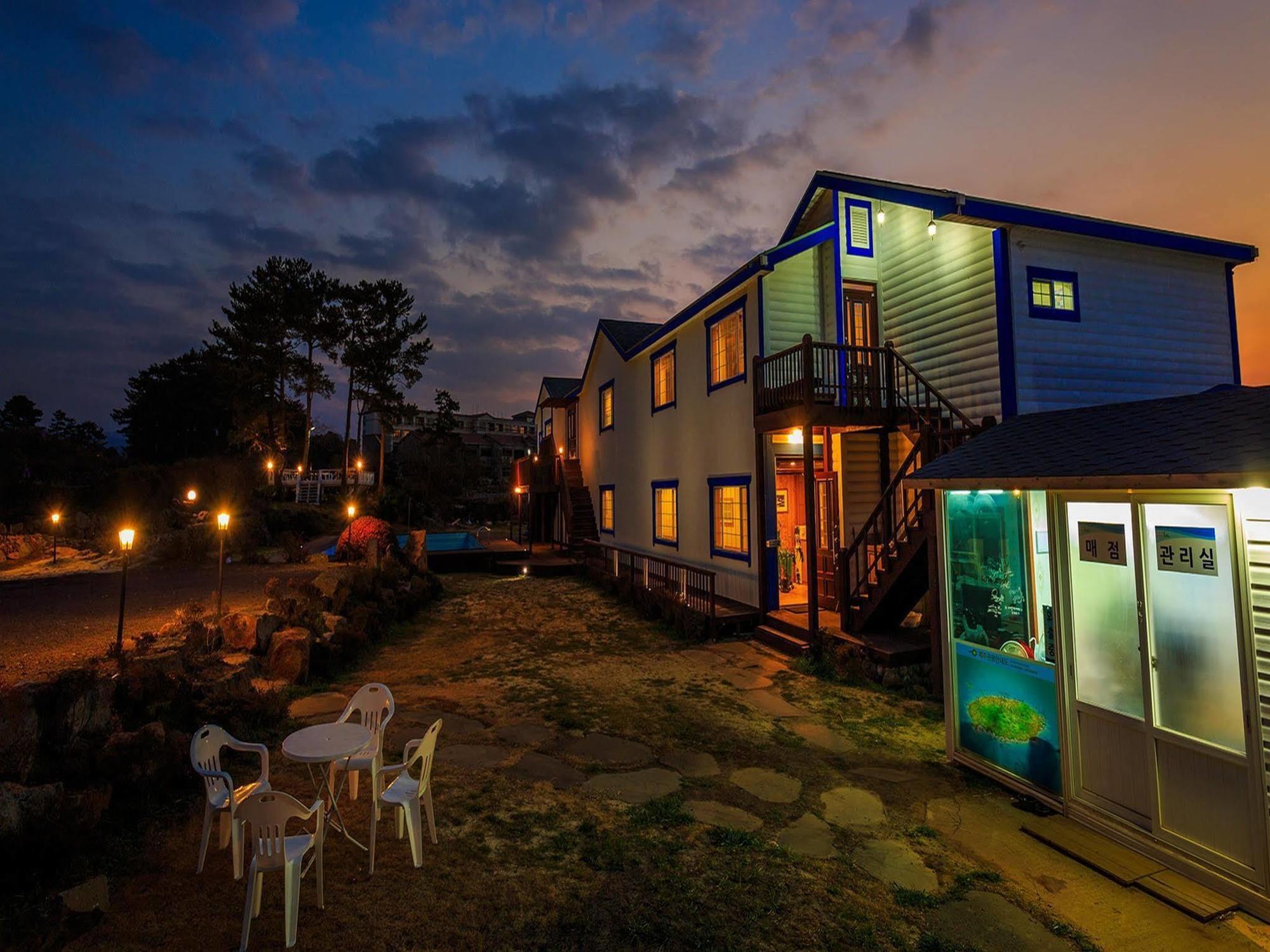 White Dream Pension Jeju Exterior photo