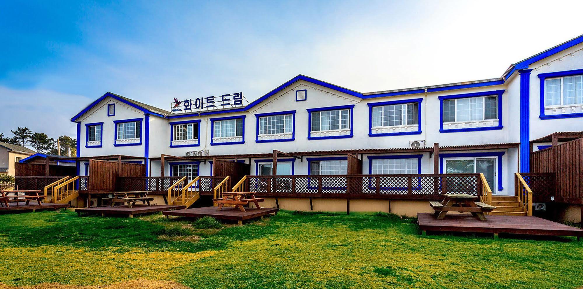 White Dream Pension Jeju Exterior photo