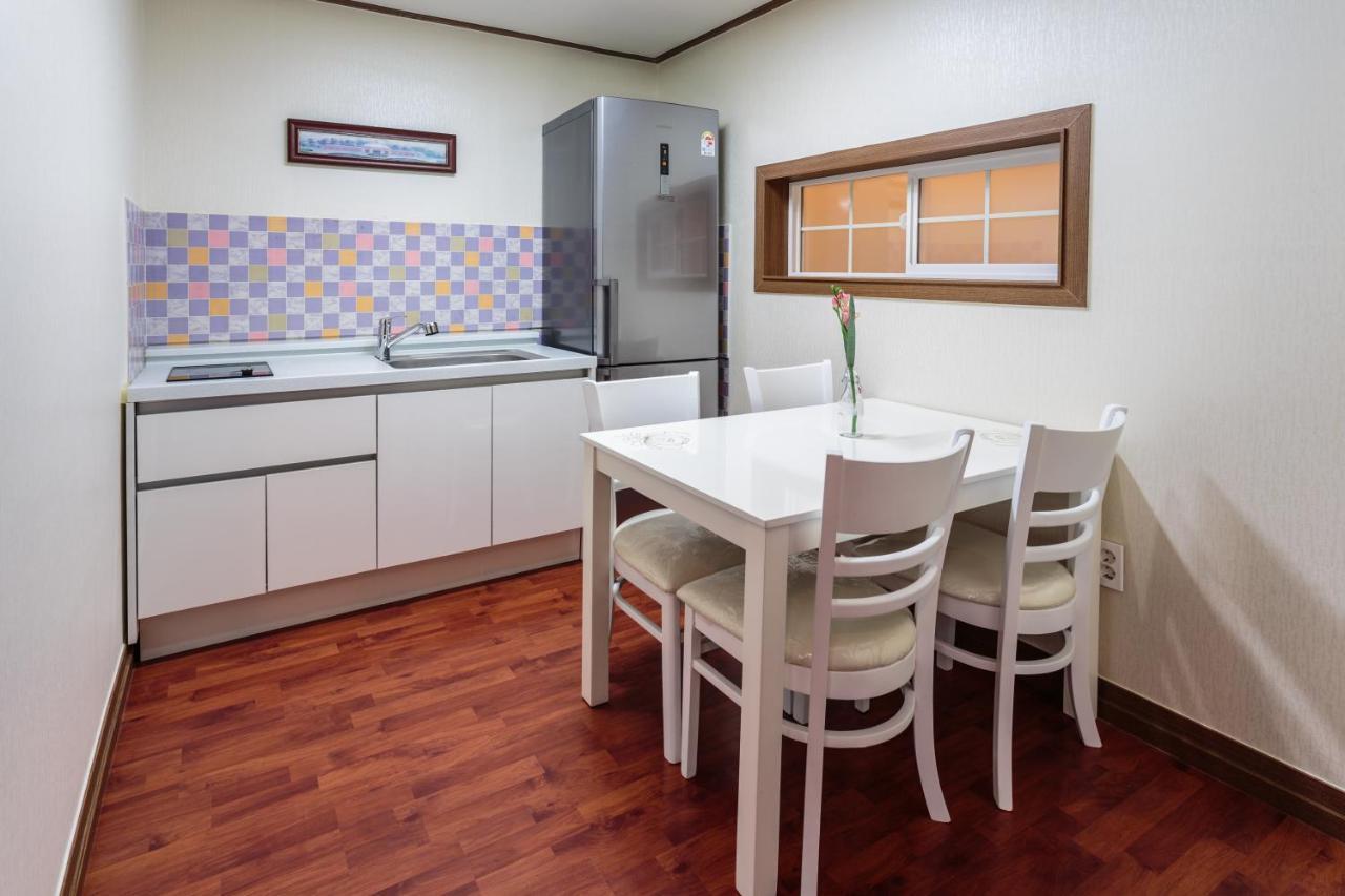 White Dream Pension Jeju Room photo
